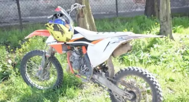 15-latek na crossie zatrzymany w Nowym Targu. Jechał na jednym kole, motocykl nie miał OC
