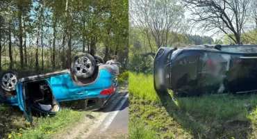 Policja informuje o zderzeniu trzech samochodów na DW957. Jedna osoba trafiła do szpitala
