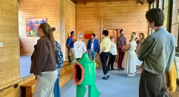 Kosmiczna podróż przez pamięć i wyobraźnię. Nowa wystawa w Galerii Hasiora przyciąga uwagę