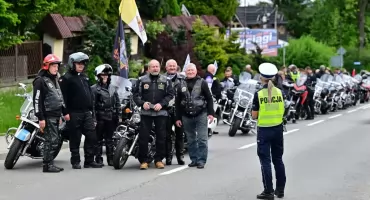 Strażacka pielgrzymka przejechała Drogą Papieską. Nad bezpieczeństwem czuwali policjanci