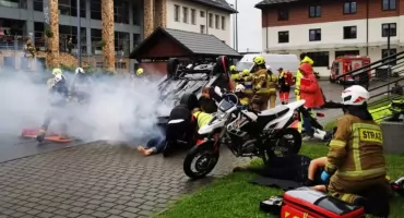 Deszcz lał jak z cebra, a oni ratowali poszkodowanych. Realistyczna akcja na kampusie w Nowym Targu