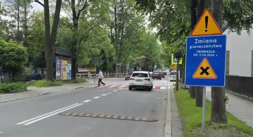 Kierowcy nie zauważają zmian w Zakopanem. Po kolizji pojawiły się progi zwalniające na Chramcówkach 