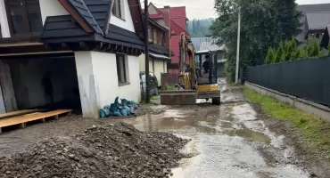 Potężna ulewa nad Poroninem. Woda uszkodziła drogi, trwa usuwanie szkód