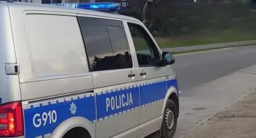 Agresywny 23-latek z gminy Jabłonki zatrzymany. Ratownik i policjant stali się celem ataku podczas interwencji