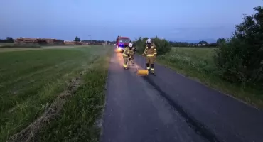 Zagrożenie na drodze w Podczerwonem obok cmentarza