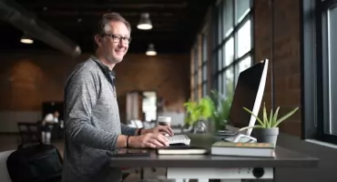 Drewno w biurze domowym - jak urządzić ergonomiczne home office?
