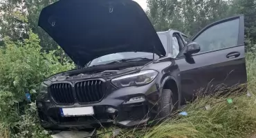 Samochód wypadł z drogi. Jedna osoba została poszkodowana