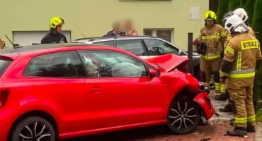 W Zubrzycy Górnej po zderzeniu dwa samochody wypadły z drogi. Jedna osoba trafiła do szpitala