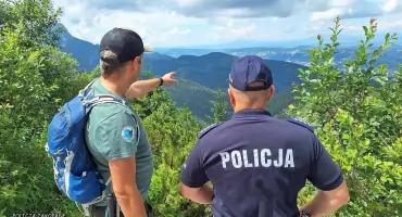 Wspólne patrole w Tatrach. Policja i straż TPN kontrolują szlaki i przypominają turystom o zasadach