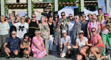 Muzyka i taniec połączyły pokolenia - potańcówki na Placu Niepodległości cieszą się dużym zainteresowaniem