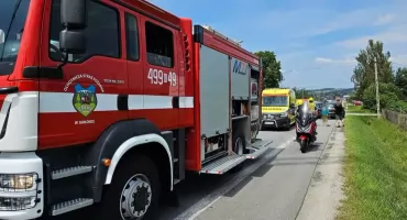 Zderzenie motocykla z osobówką na Chyżniance w Jabłonce. Na miejsce wezwano służby