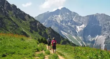 Ból kolana po górskiej wędrówce – kiedy odpoczynek nie wystarczy?