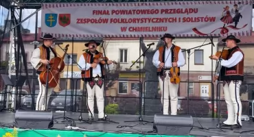 Góralska muzyka z Podhala zabrzmiała w Chmielniku. „Śwarne Harnasie” gośćmi finału przeglądu folklorystycznego