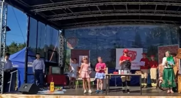 Członkowie Młodzieżowej Drużyny Pożarniczej z Podczerwonego pokazali mieszkańcom i gościom, jak reagować w sytuacjach zagrożenia