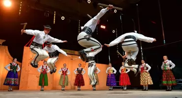 Festiwal w Zakopanem już wystartował. Tłumy na koncercie, fiakrzy i młodzi górale na scenie