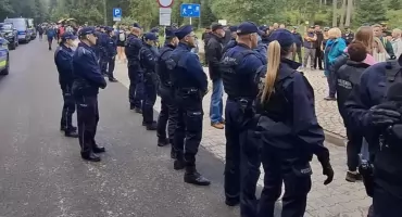 Służby na Palenicy Białczańskiej. W związku z manifestacją pojawili się także kontrmanifestanci
