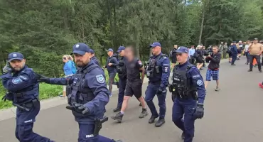 Jeden z aktywistów zatrzymany przez policję podczas protestu na drodze do Morskiego Oka
