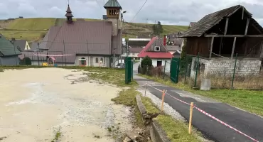 Nowe boisko w Dursztynie coraz bliżej - podpisano umowę na realizację inwestycji