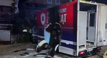 Podpalenie samochodu DIOZ w Groniu. Policjanci zatrzymali dwie osoby w związku ze sprawą