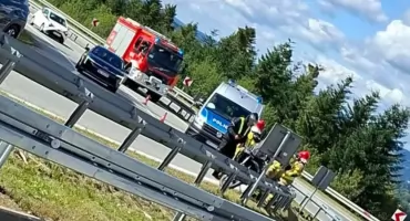 Zdarzenie drogowe na zakopiance na „patelniach” w Chabówce. Motocyklista wypadł z drogi