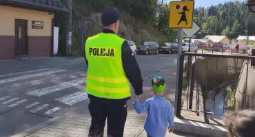 Bezpieczniej w drodze do szkoły. Policjant spotkał się z uczniami w Krośnicy