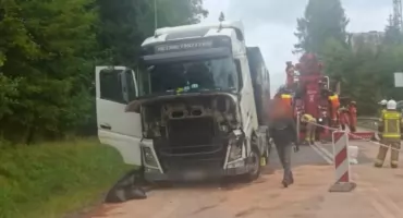 Ciężarówka podniesiona, droga odblokowana. Koniec utrudnień w Chyżnem
