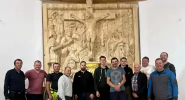 Rzeźbiony ołtarz stanął w kaplicy w Przywarówce - to dzieło miejscowego artysty Stanisława Symalczyka