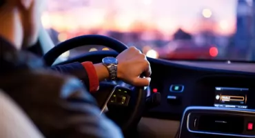 Auto na sezon w górach — czy najem opłaca się pensjonatom i firmom przewozowym?