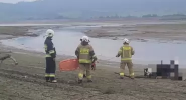 Ugrzęźli w mule podczas spaceru nad Zalewem Czorsztyńskim. Interweniowali strażacy