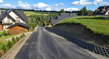 Nowa nawierzchnia na drodze w Podsarniu - gmina Raba Wyżna zakończyła inwestycję