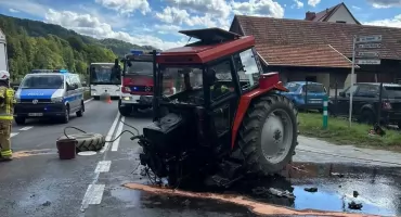 Zderzenie auta z ciągnikiem w Tylmanowej. Droga jest już przejezdna