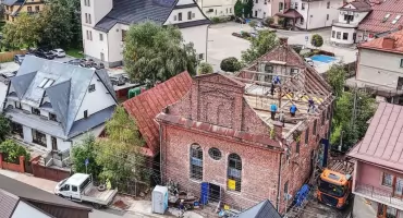 Zabytkowy budynek w Czarnym Dunajcu odzyskuje dawny blask. Powstanie tu nowe centrum