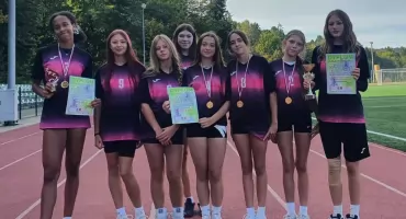 Dziewczęta z Maniów z medalami. Jest też awans do zawodów wojewódzkich