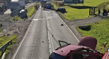 Trzy samochody zderzyły się na DW961. Poszkodowani trafili do szpitali