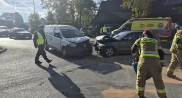  Zderzenie BMW i Dacii w rejonie stadionu. Kierująca ukarana mandatem