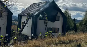 Pożar domu w Zubrzycy Górnej. Na miejscu działali strażacy z kilku jednostek
