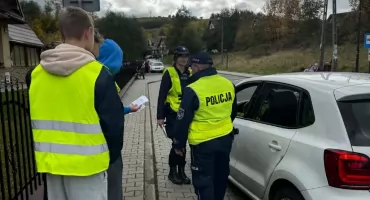 Uczniowie z Leśnicy Gronia przypominali kierowcom o bezpieczeństwie. Ważna akcja z policją