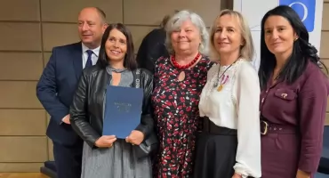 Dorota Chowaniec i Jadwiga Wojtaszek z nagrodami Małopolskiego Kuratora Oświaty