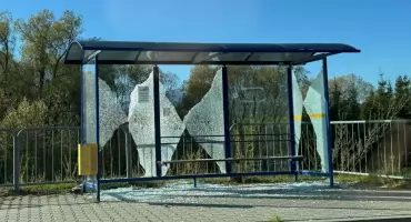 Zdewastowane przystanki w Zubrzycy Dolnej i Zubrzycy Górnej. Mieszkańcy proszeni o pomoc