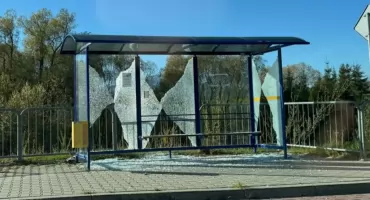 18 zniszczonych wiat przystankowych. Trzech młodych mężczyzn zatrzymanych
